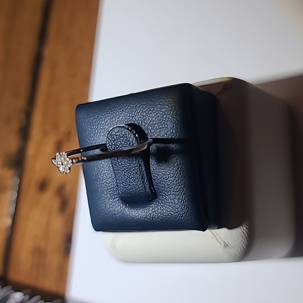 14KT white gold  and diamond ring - Picture 2 of 5